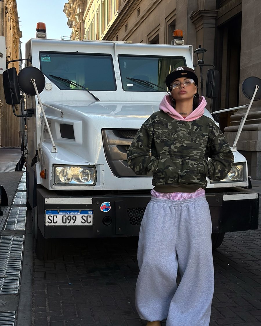 Buzo camuflado con capucha rosa